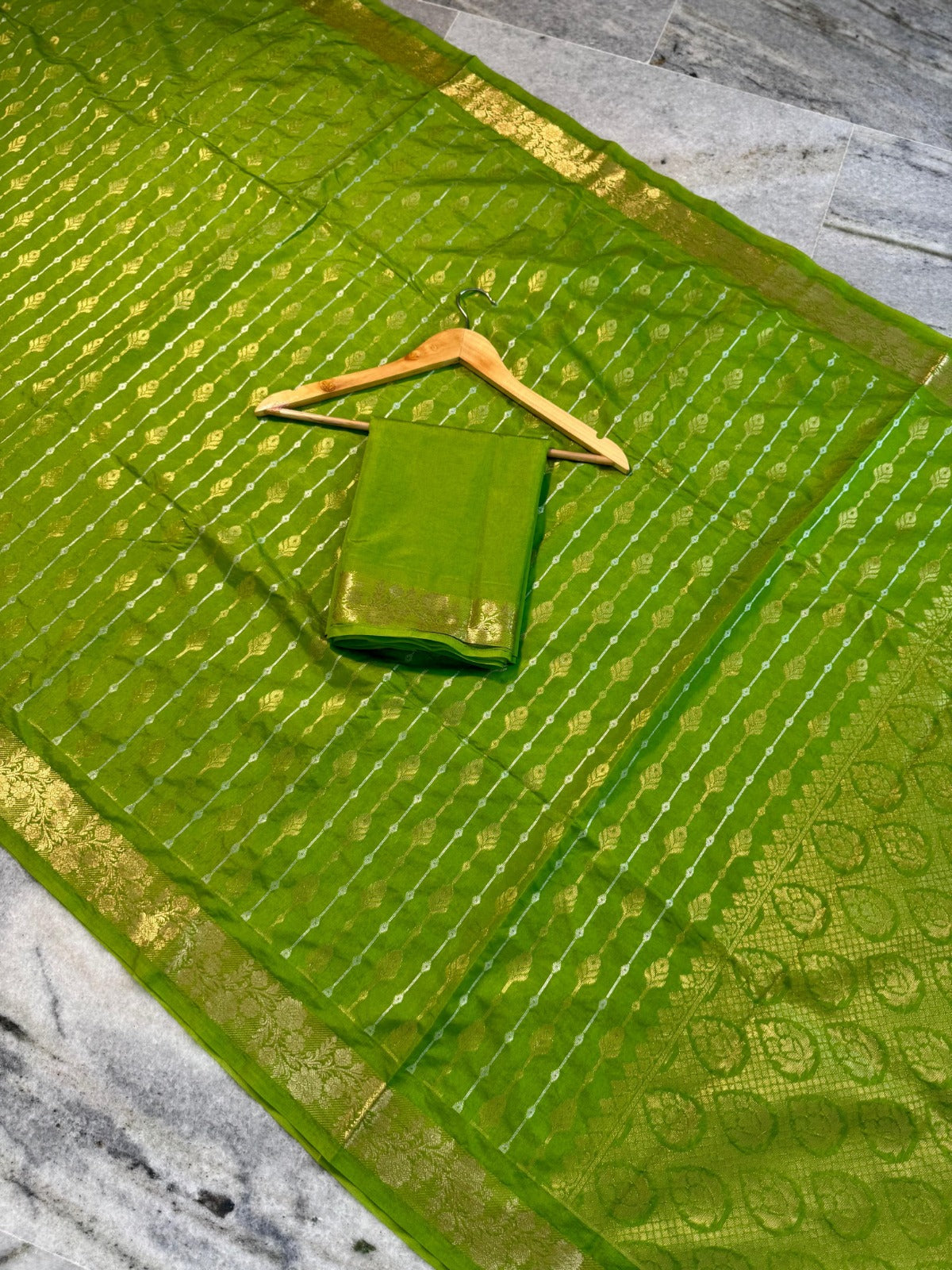 Banarasi handloom premium semi-chiffon silk Saree Code-SUA022