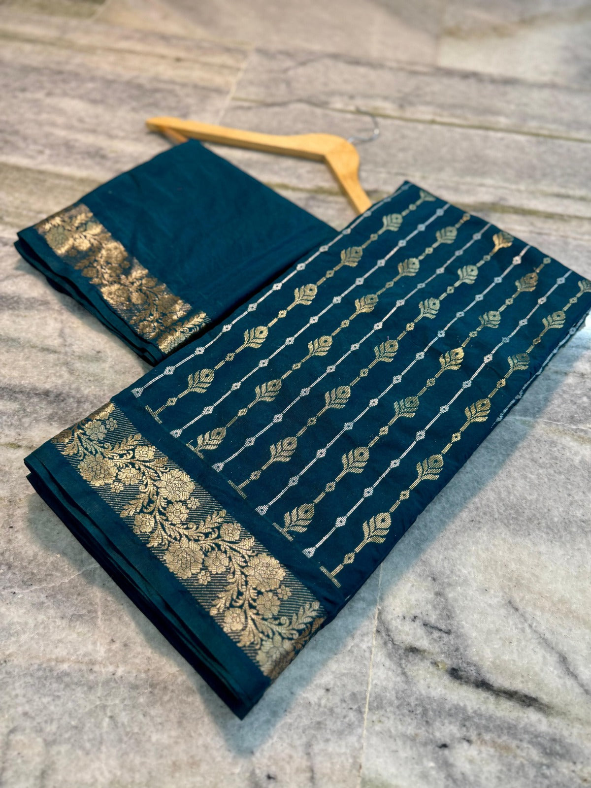 Banarasi handloom premium semi-chiffon silk Saree Code-SUA021